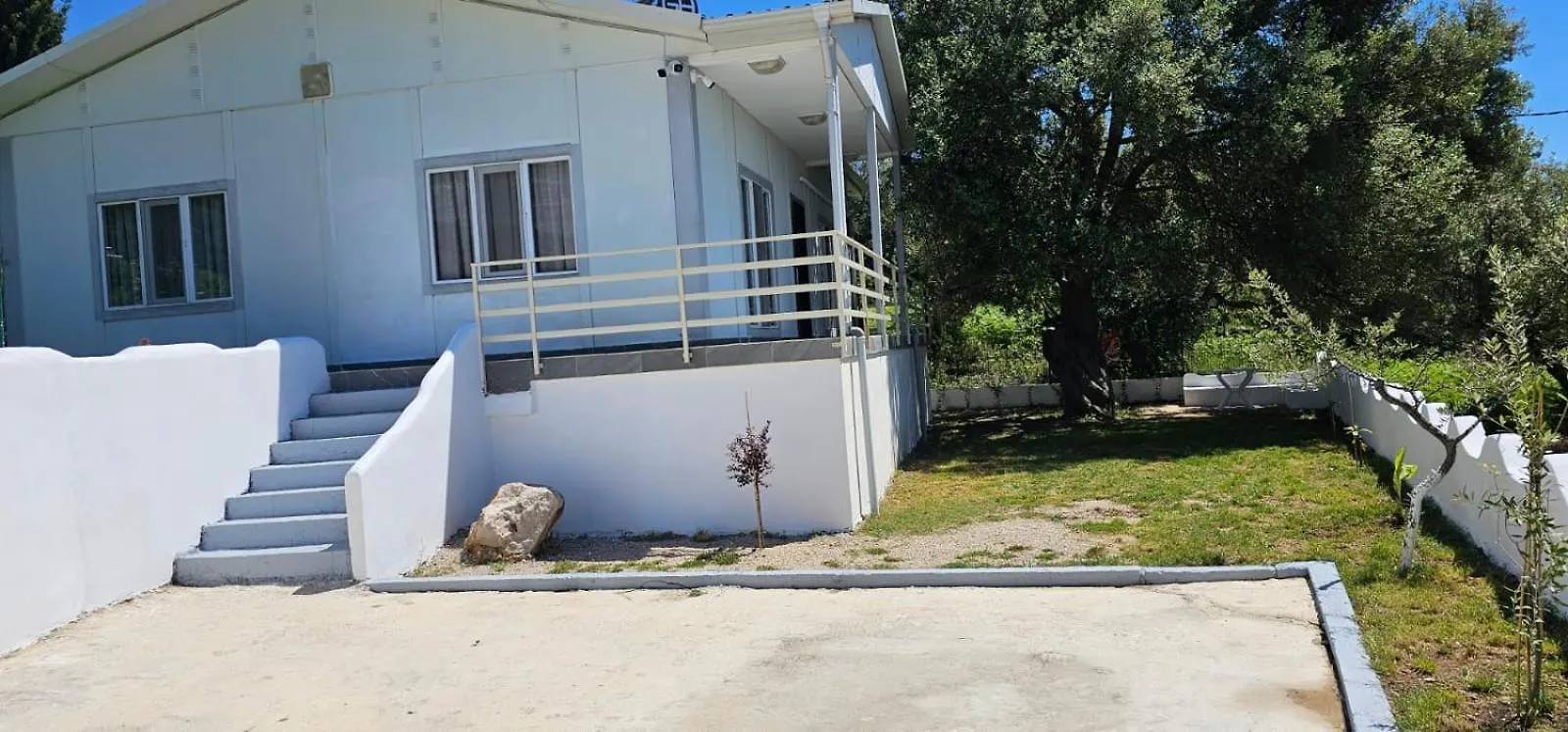 Villa Ermis contacts